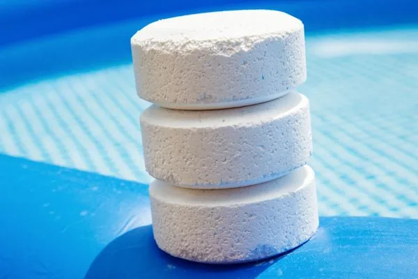 Chlortabletten im Pool - Salzelektrolyse erzeugt chemisch dasselbe Chlor