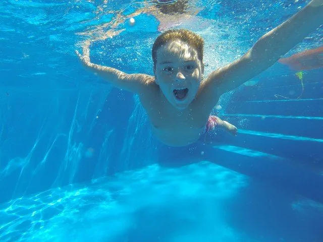 Chlorfreie Wasserpflege mit OxiPure - Kind schwimmt im sauberen Pool