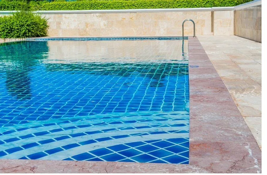 Entspannter, klarer Pool